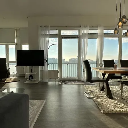 Mit Blick Aufs In Wilhelmshaven